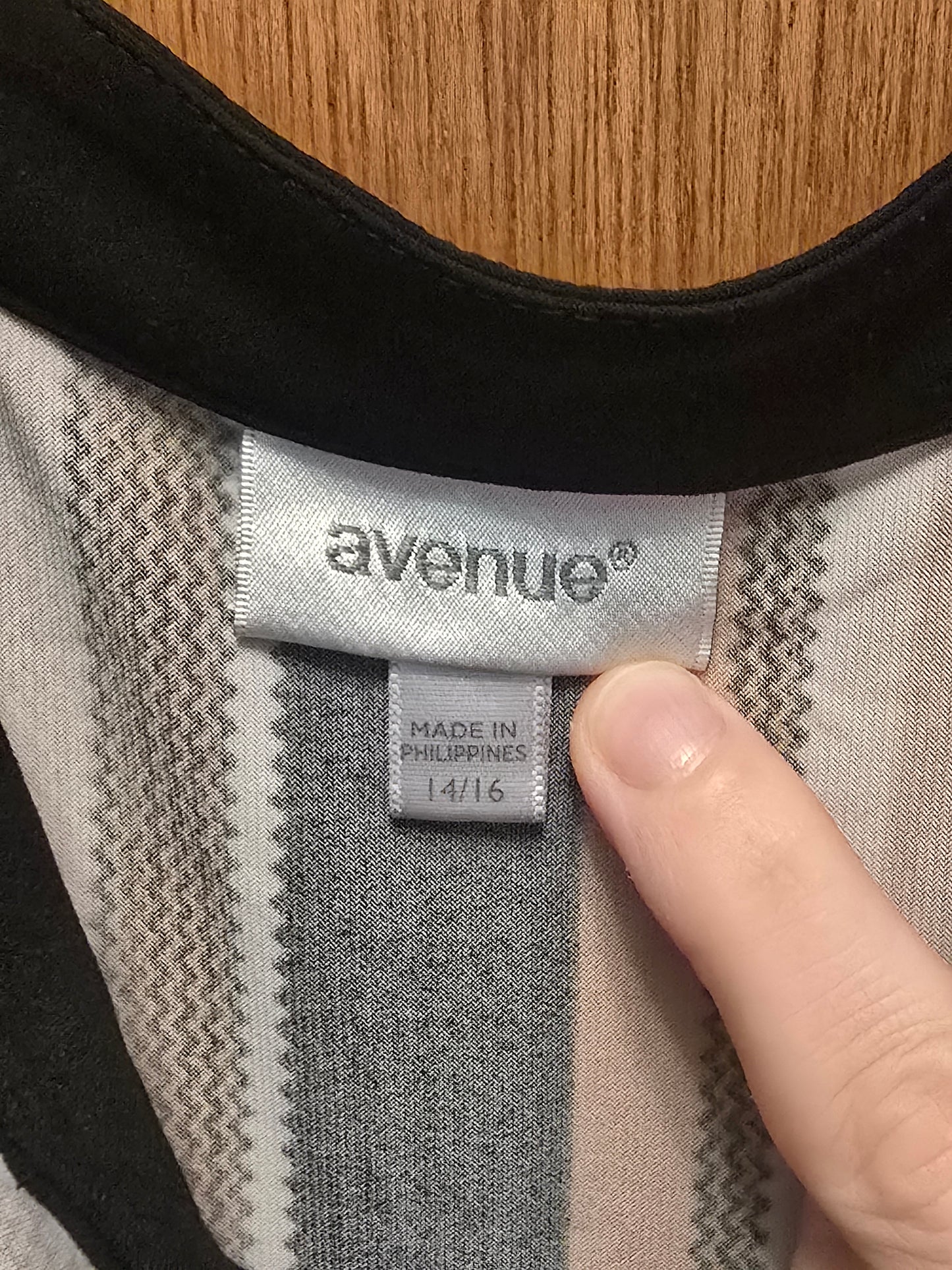 Avenue multi-color Lightweight Polyester Sleeveless Blouse womens 14/16